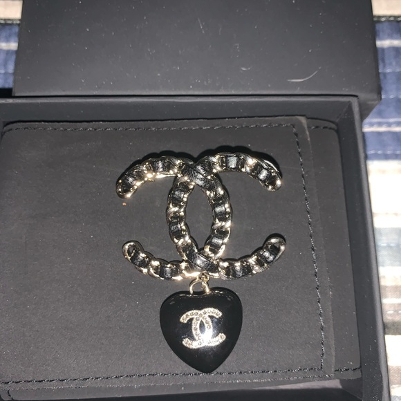 Chanel pin brand new in box - Picture 3 of 3